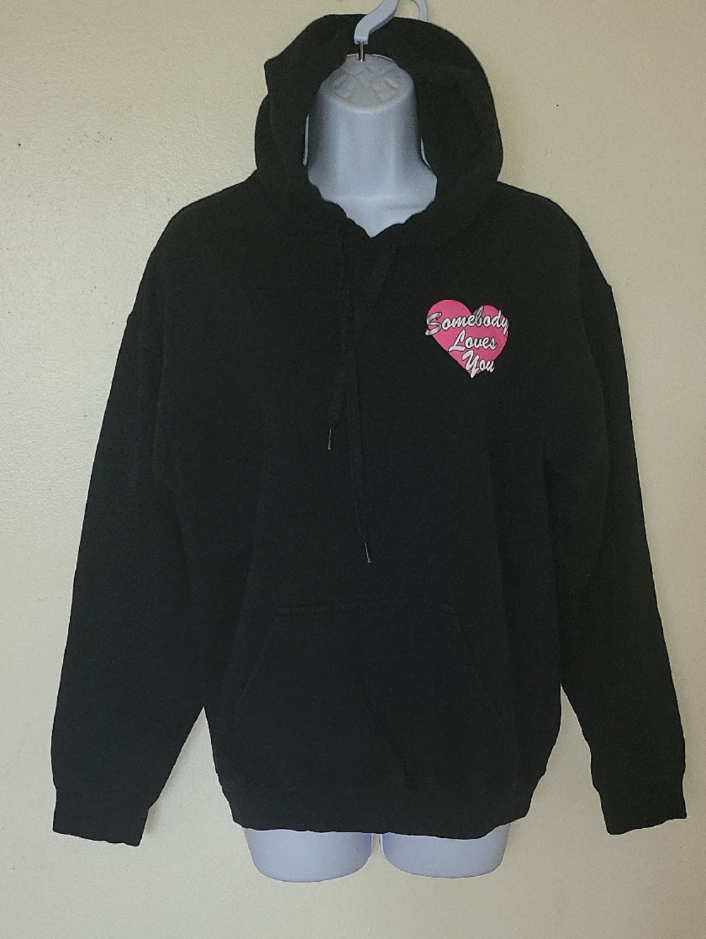 Gildan Black Softstyle Midweight Hoodie Label Close-Up